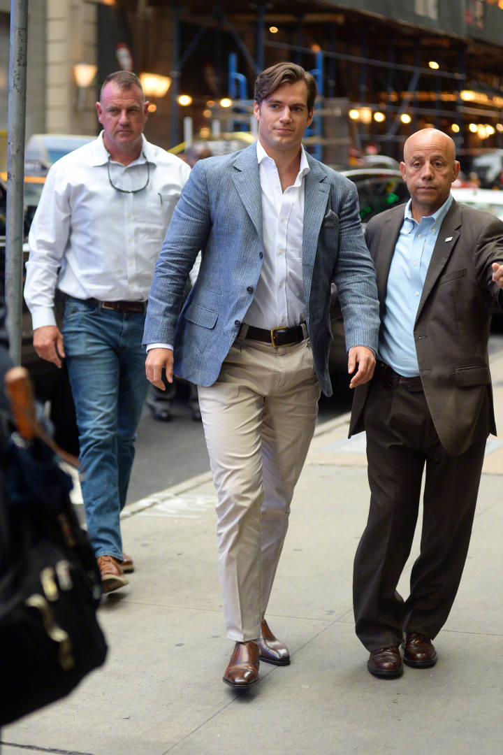 亨利卡维尔最新街拍图7感觉超人要飞起来了