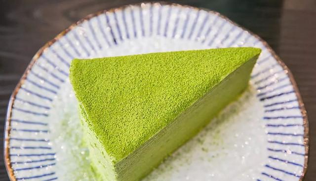 甘兔庵的抹茶千层足足有18层,挖一勺放入口中,奶油细腻柔滑,抹茶清香