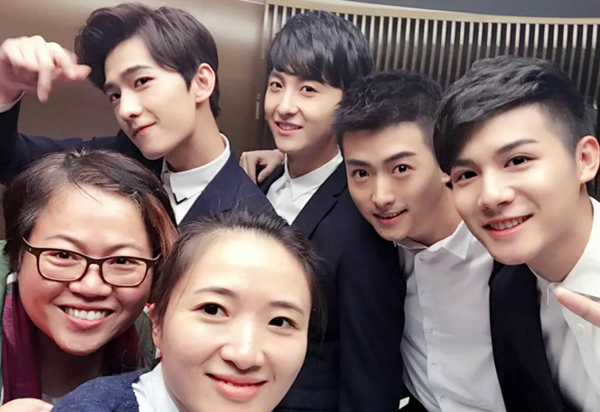 微微一笑很倾城,幕后剧照,肖奈侧颜美如画,贝微微遭路人羡慕