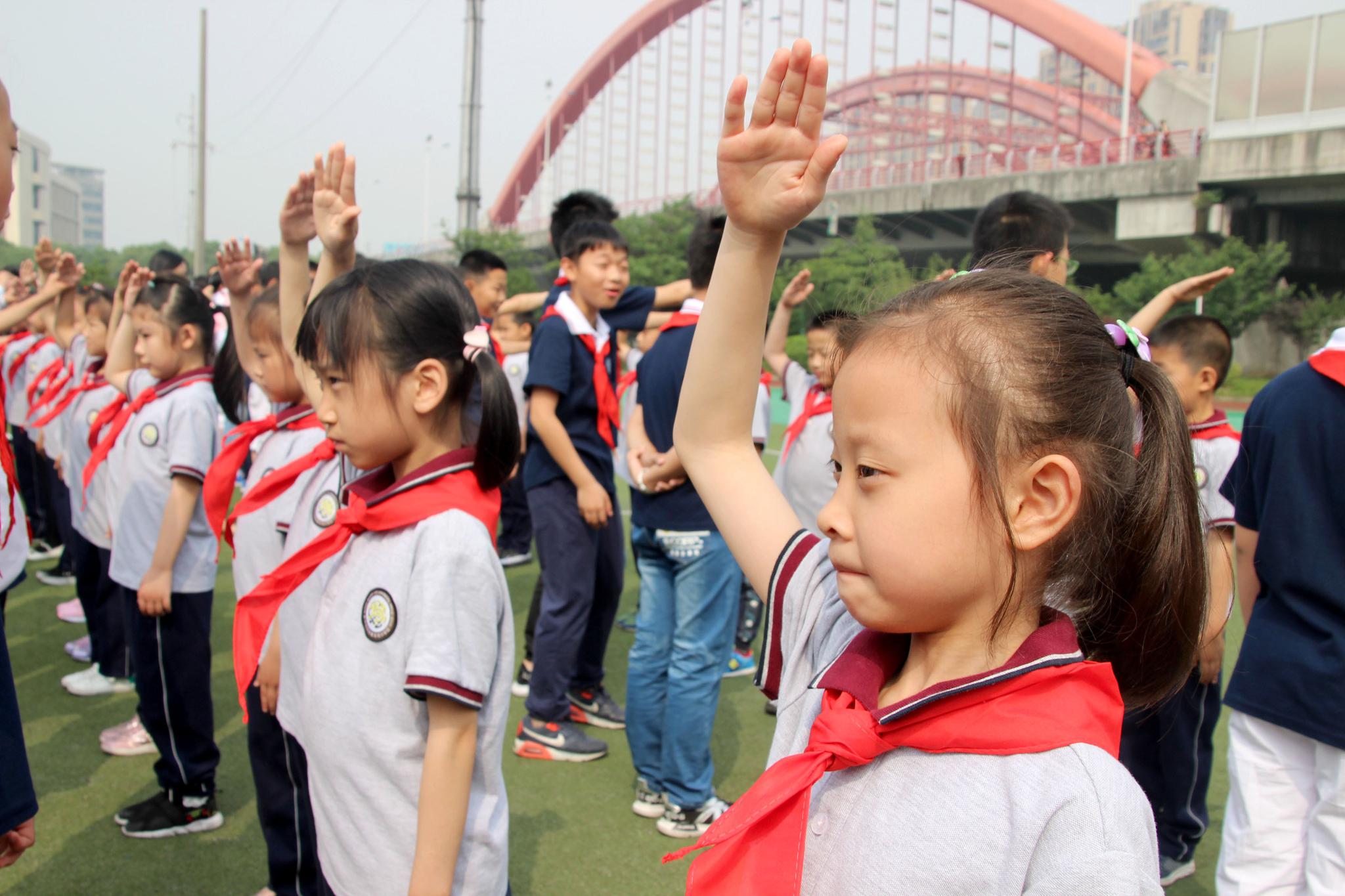 我加入少先队啦! 苏州市阳光城实验小学校举行新队员入队仪式|阳光城_新浪新闻