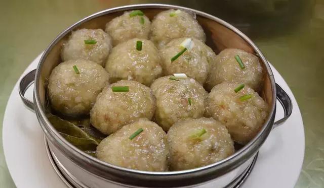 特产有茶叶,木耳,香菇,石耳,竹笋,蕨菜,徽州贡菊,黄山猕猴桃,歙县金桔