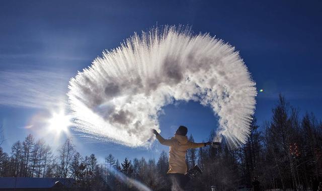 泼水成冰为什么要用热水网友们知道吗?