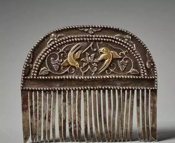 正文  齿稀为梳,齿密为篦,古时女子梳篦不离身,故有插梳插篦风气,骨木