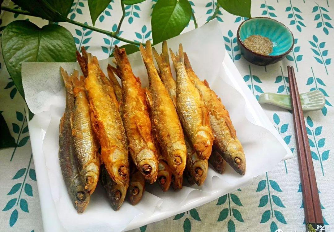 沾上椒盐粉和辣椒面,整点小酒,开始享用吧!