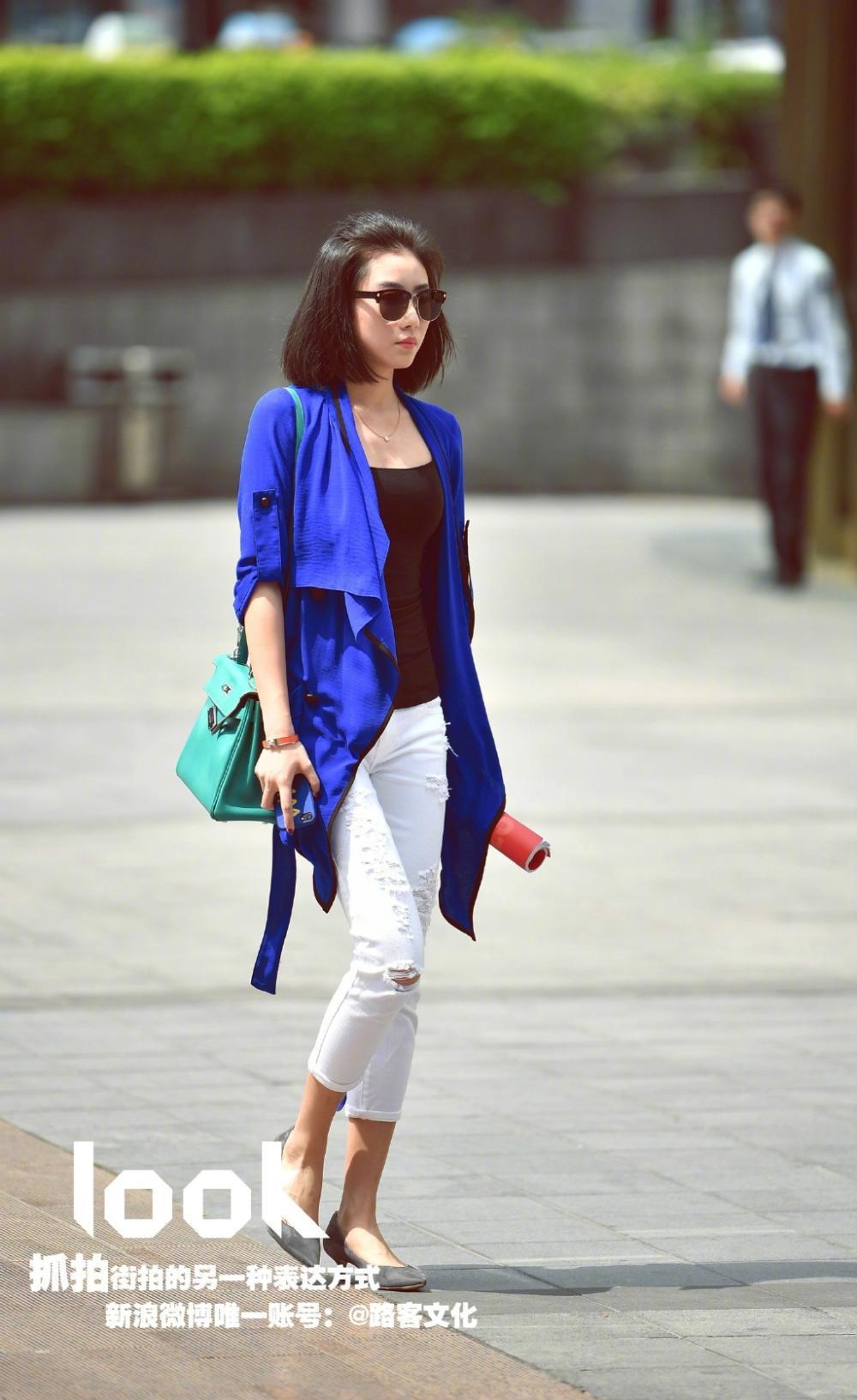 街拍重庆街头气质美女的夏季穿搭风