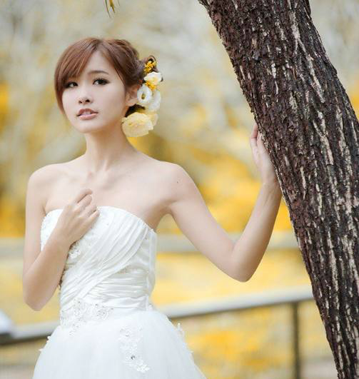 森林系气质女生唯美婚纱写真清纯容貌白色婚纱大自然的美