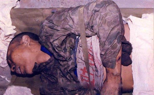 对越反击战,解放军敢死队,最后那张,断臂战士手握钢枪!