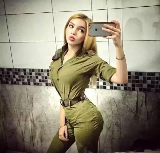 俄罗斯女兵入伍后身材发生巨变, 网友称: 最美女兵