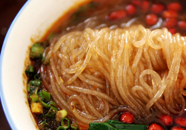 自己家做的麻辣粉,粉条很劲道,10元一碗都不卖