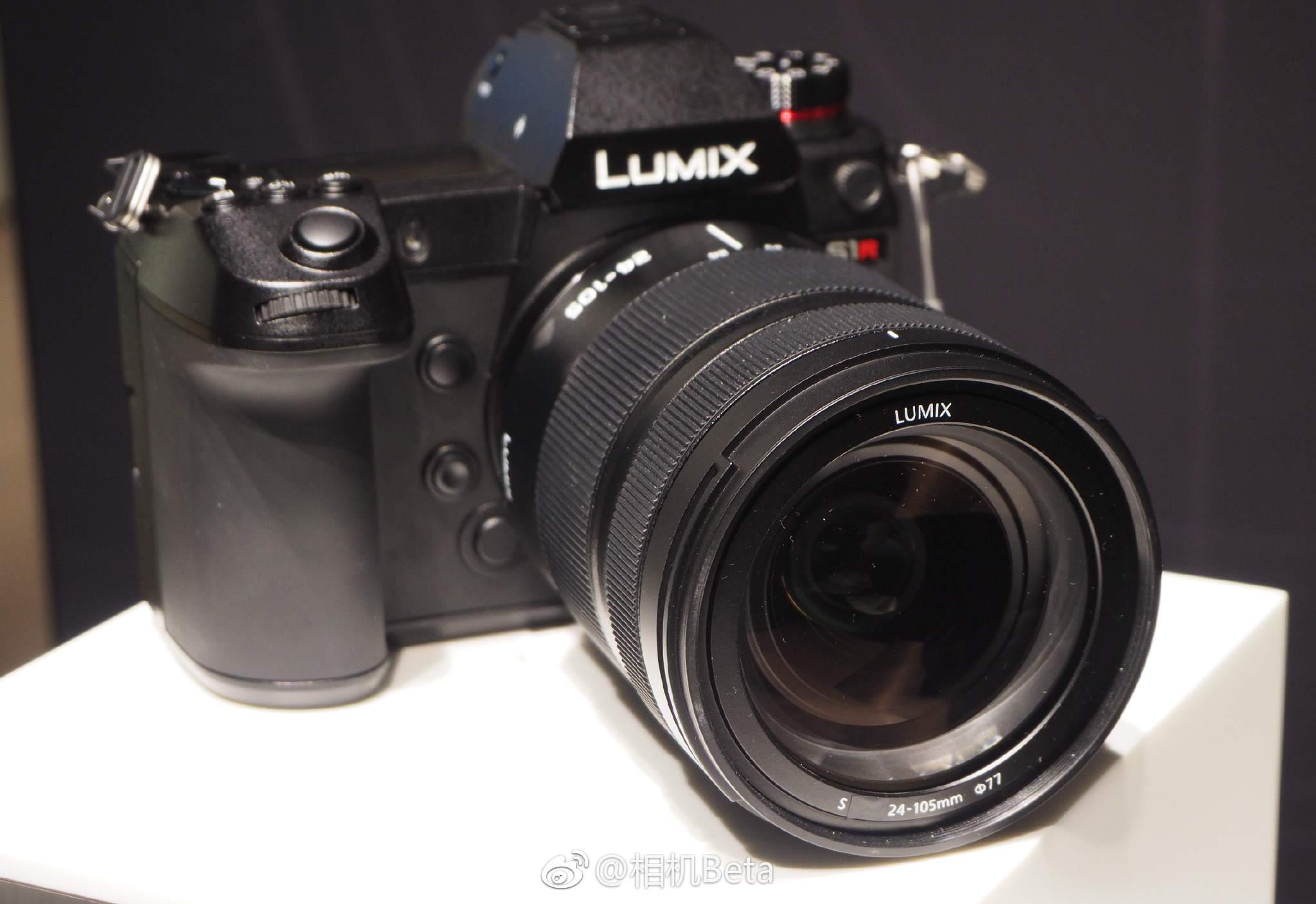 松下lumixs1s1r全画幅微单实物图