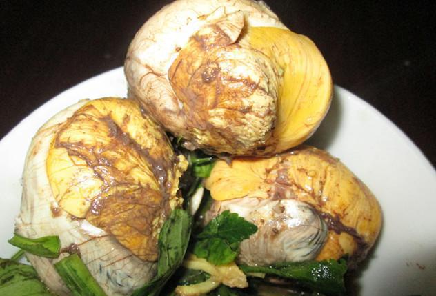 毛鸡蛋 毛鸭蛋又称屈头蛋,是越南 "啤酒三友"之一,在越南是一个很火的