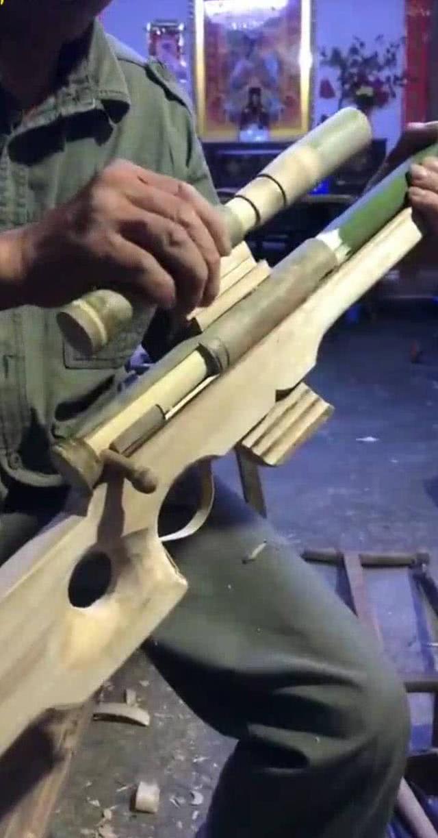 作为绝地求生的忠实粉丝,用木头制作了一把awm狙击枪