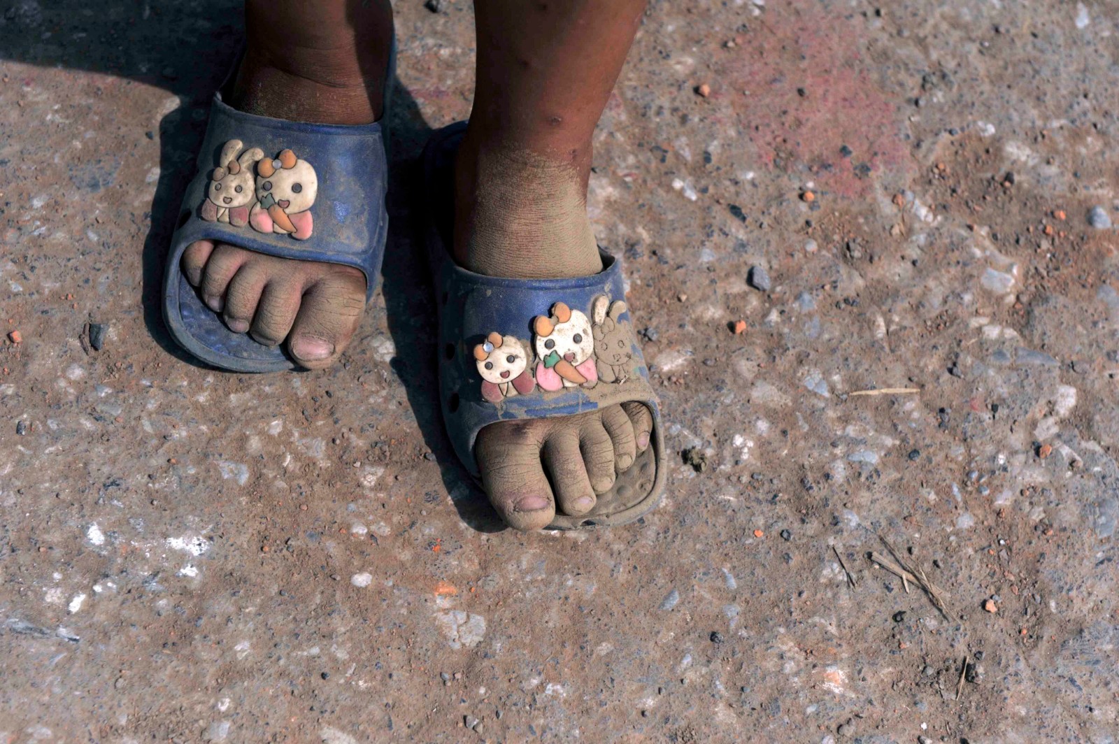 砖窑场里的放养童年,纯真快乐里写满太多的无奈与心酸