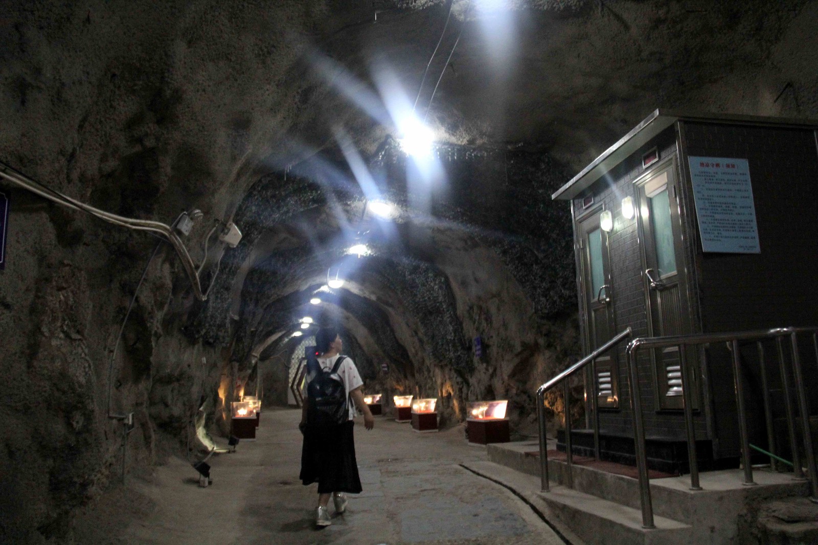 连续多日高温,市民进防空洞里享受清凉