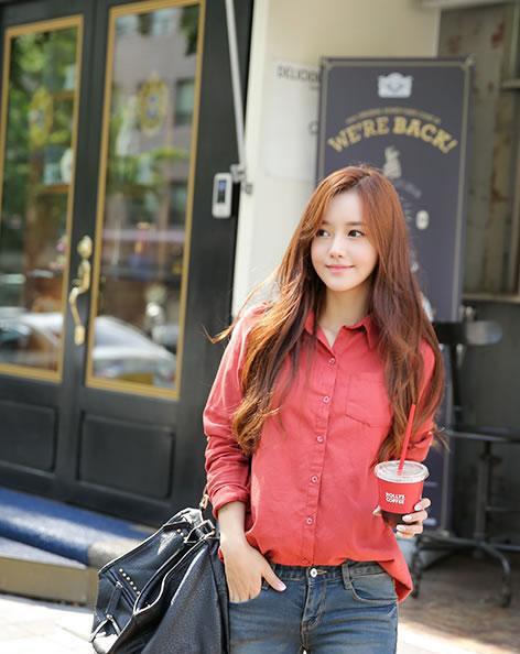 孙允珠搭配玫红色衬衫紧身牛仔裤 穿出明媚小女人味道