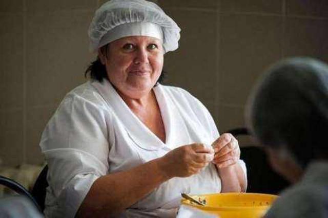 这就是俄罗斯食堂大妈的战斗力:提菜刀打肉搏战,10人砍翻20敌兵