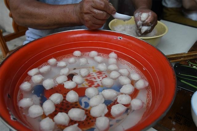 秋天的农家小院,77岁的黄大爷正在做鱼丸