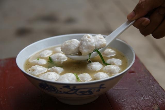 秋天的农家小院,77岁的黄大爷正在做鱼丸