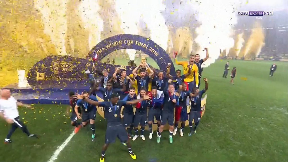 冠军时刻!法国队员的花式捧杯瞬间