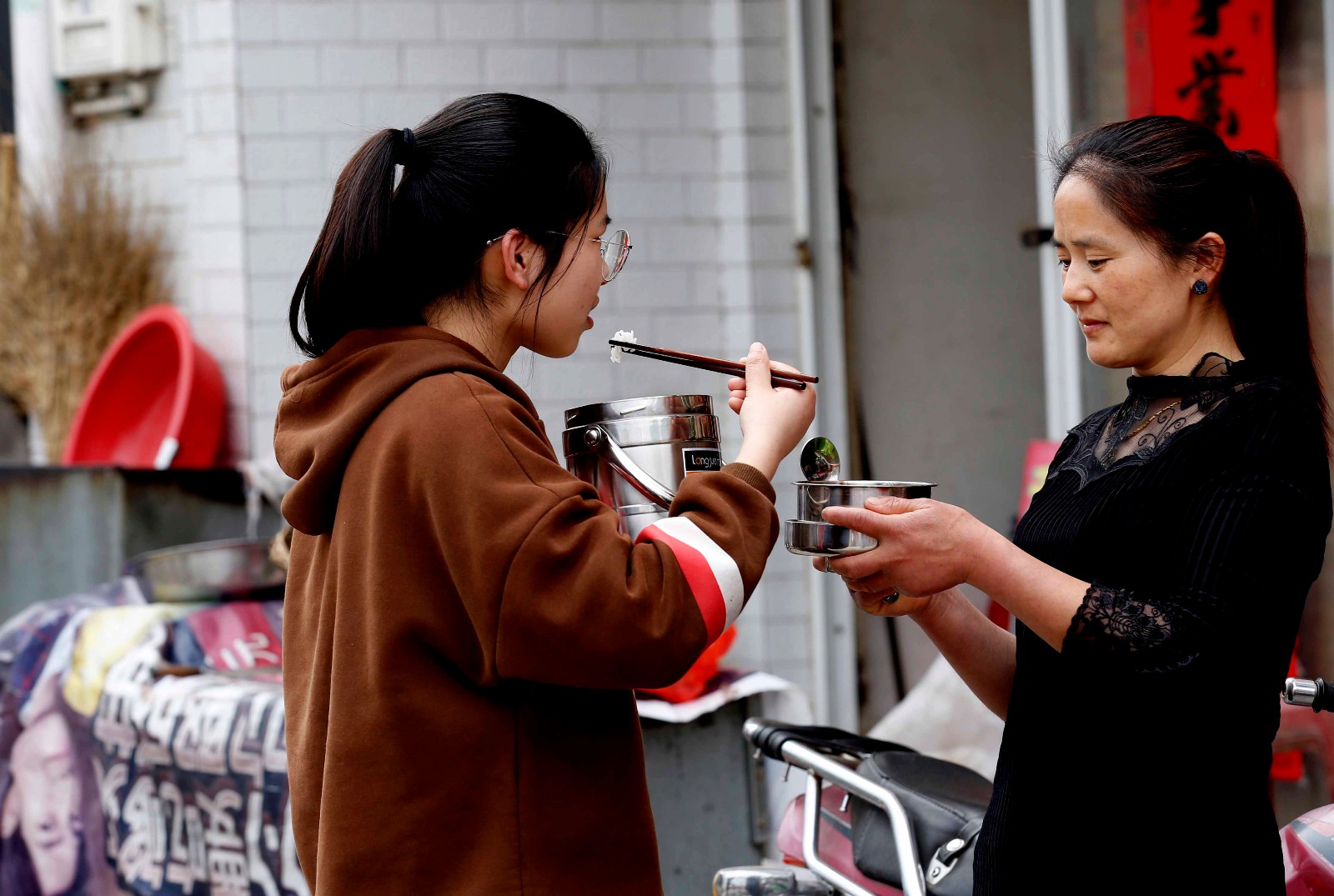 高考镇数千家长每天送餐陪读妈妈的双手变成临时餐桌