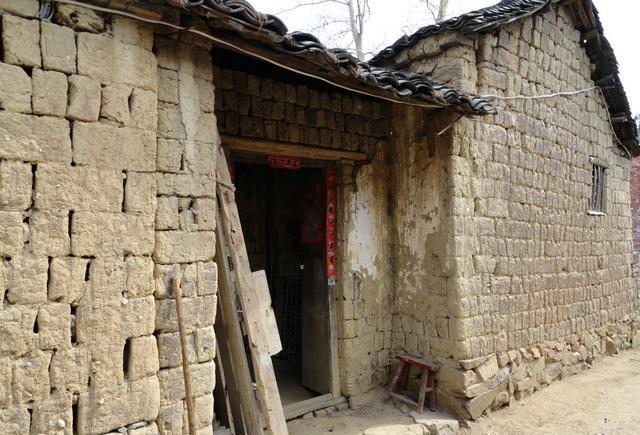 这是我家真实的情况,我们家没有住的房子,下雨的时候还漏水.