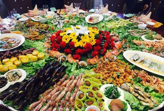 请吃货老板吃千元大餐,结果菜刚上桌,他就拉下脸生气的走了