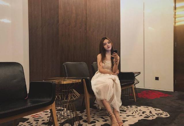 英雄联盟rita晒自拍, 网友的注意力却全在她的脚上, 多大的脚啊