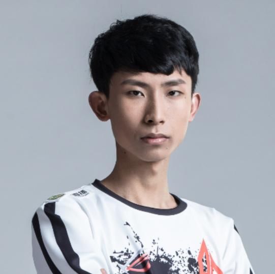 王者荣耀:梦泪逐渐成长为王者峡谷的英雄,是他不懈坚持的结果