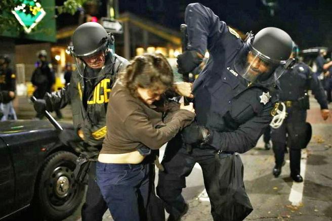 数千示威者闯国会大厦高举旗帜抗议美总统军警出动武力镇压