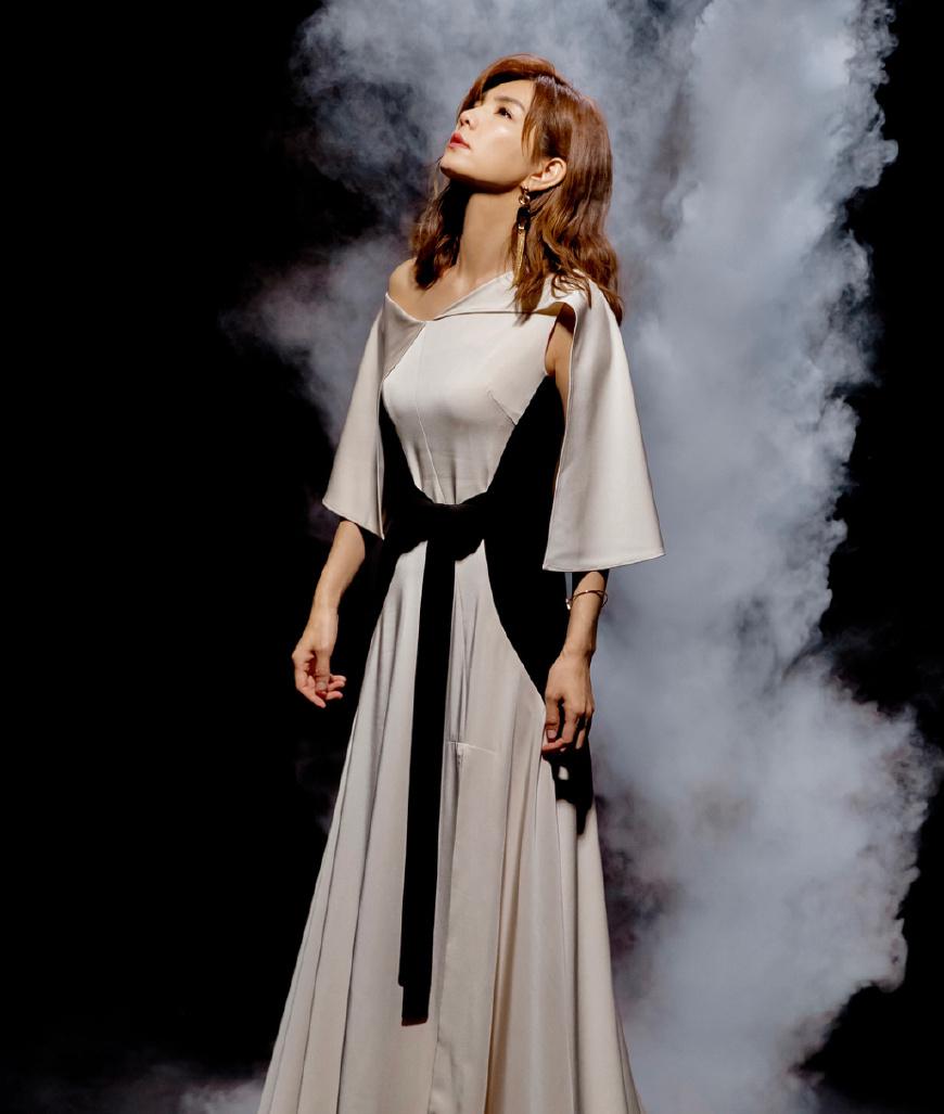 she陈嘉桦把短发留成长发,女人味十足,黑色连衣裙优雅大方