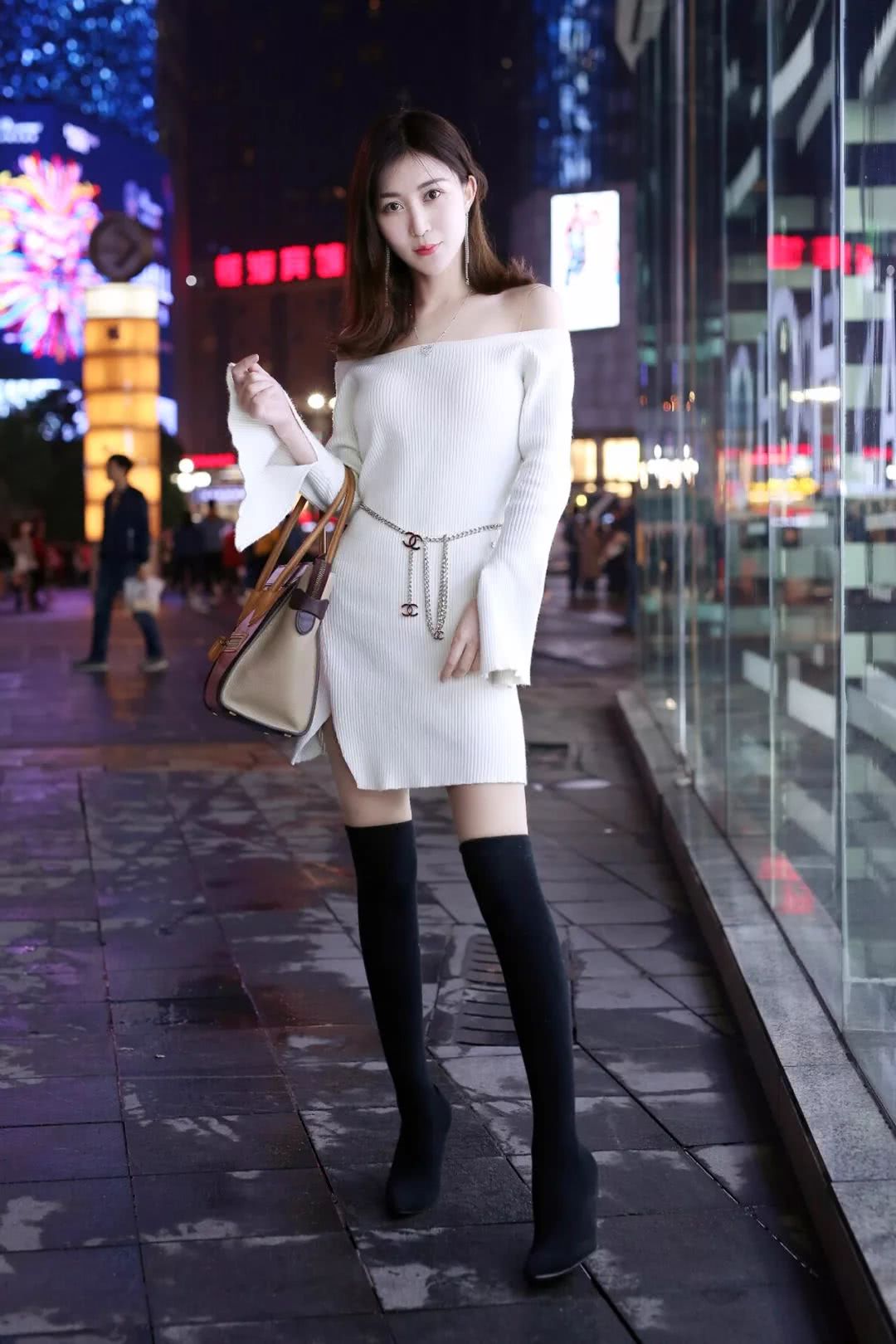 街拍重庆女孩谁是媲美迪丽热巴的漫画腿精