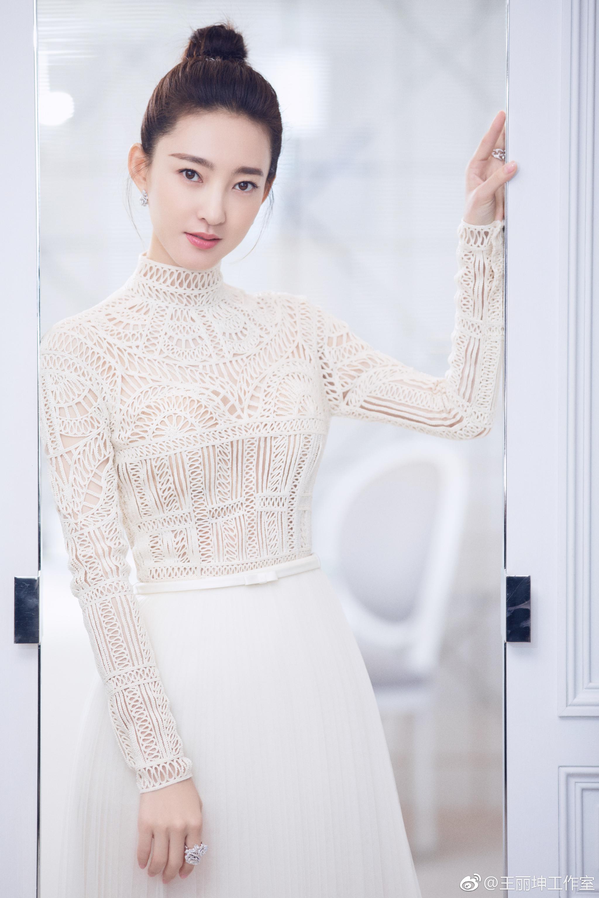 在五月的初夏,坤儿@王丽坤 整装出发,与 邂逅一场浪漫之旅.