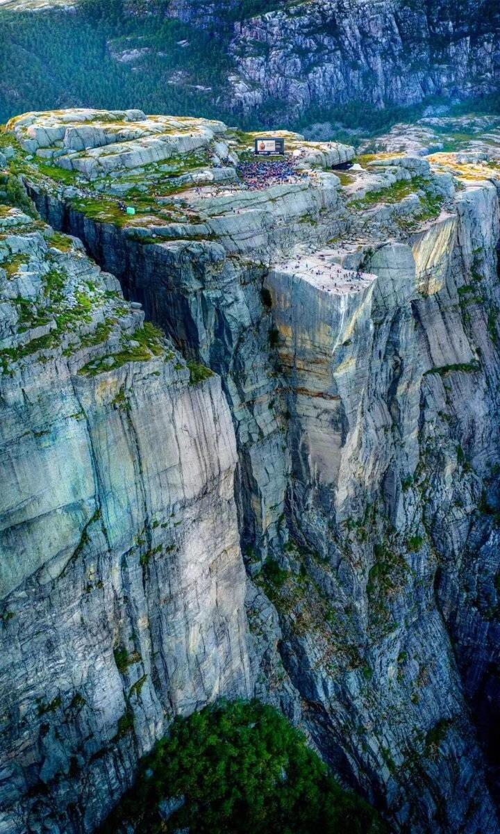 为了观看这部电影,当地人不惜徒步4个小时竟爬到604米高的断崖!