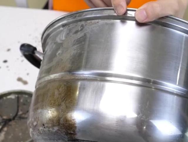 不锈钢锅发黄发黑难清洗教你一招用它擦一擦马上光亮如新