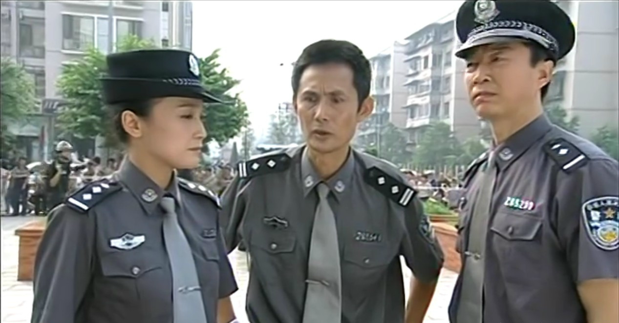 一开始就是以一场枪战戏开始,三个蒙面歹徒持枪抢劫银行运钞车,连发数