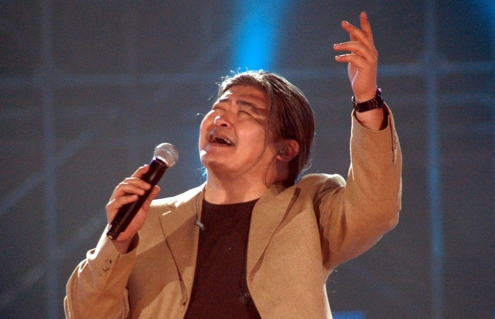 刘欢为什么一直留长发看了他短发的照片你就知道了