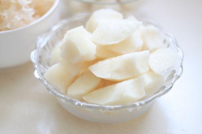 第三步:把莲藕和雪梨放入榨汁机内榨汁就可以了.