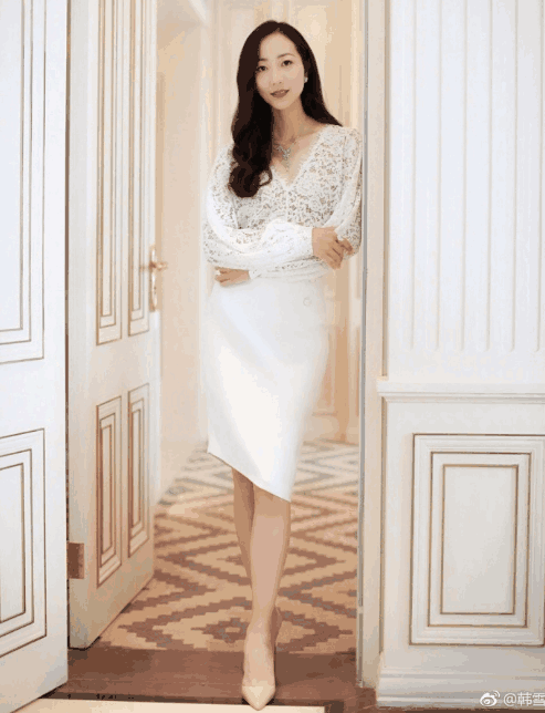 韩雪晒近照, 穿镂空上衣搭配白色短裙, 网友: 肤白貌美腿长