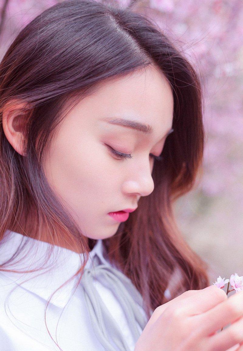 长发飘飘白衬衫的搭配让女孩子更清纯