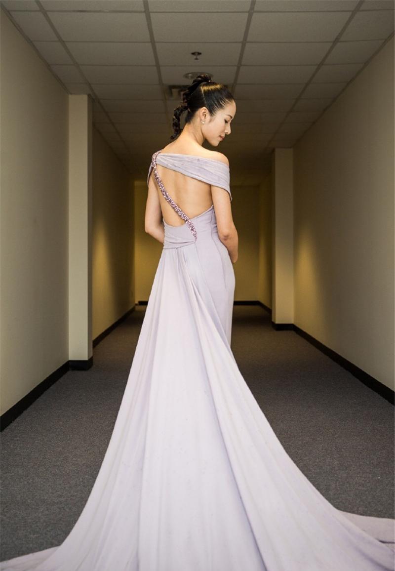 江一燕穿露背拖尾裙亮相红毯, 身材比例超好