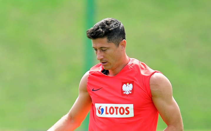 波兰国家队备战世界杯,莱万穿坎肩秀完美肌肉真是一副好身材!