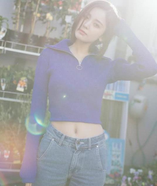 古力娜扎穿毛衣大秀美腰, 却被肚脐眼抢镜, 这个孔有点大!