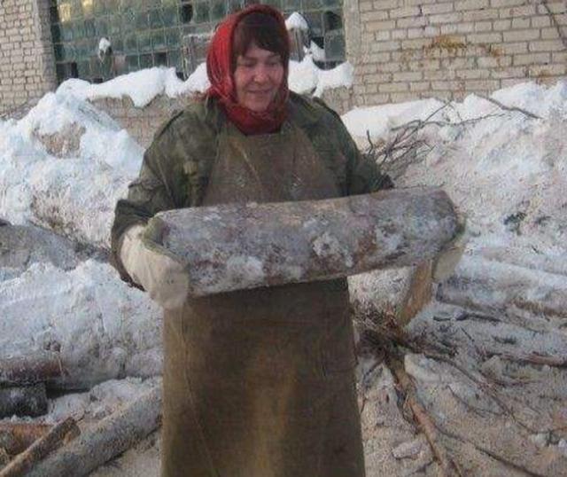 这就是俄罗斯食堂大妈的战斗力:提菜刀打肉搏战,10人砍翻20敌兵