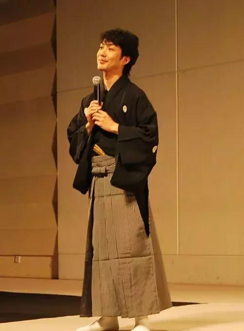 中出演文豪夏目漱石,出演电影 《傀儡之城》,在片中饰演成田长亲