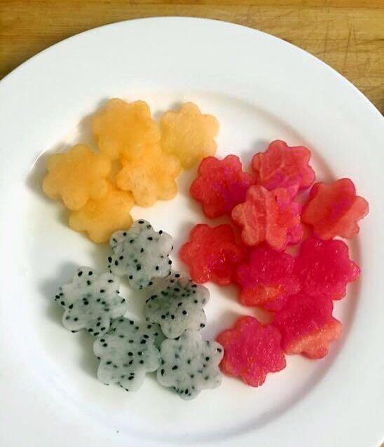 哈密瓜,火龙果,西瓜小花分别用模具刻好!