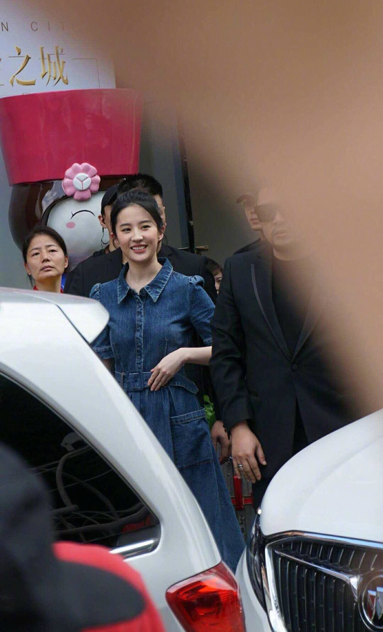 刘亦菲现身活动,路人视角的神仙姐姐,视觉中国的她怎么样