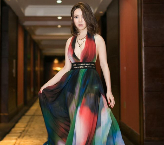 邓紫棋真敢穿,上半身遮不住,下半身藏不住,实在是太美