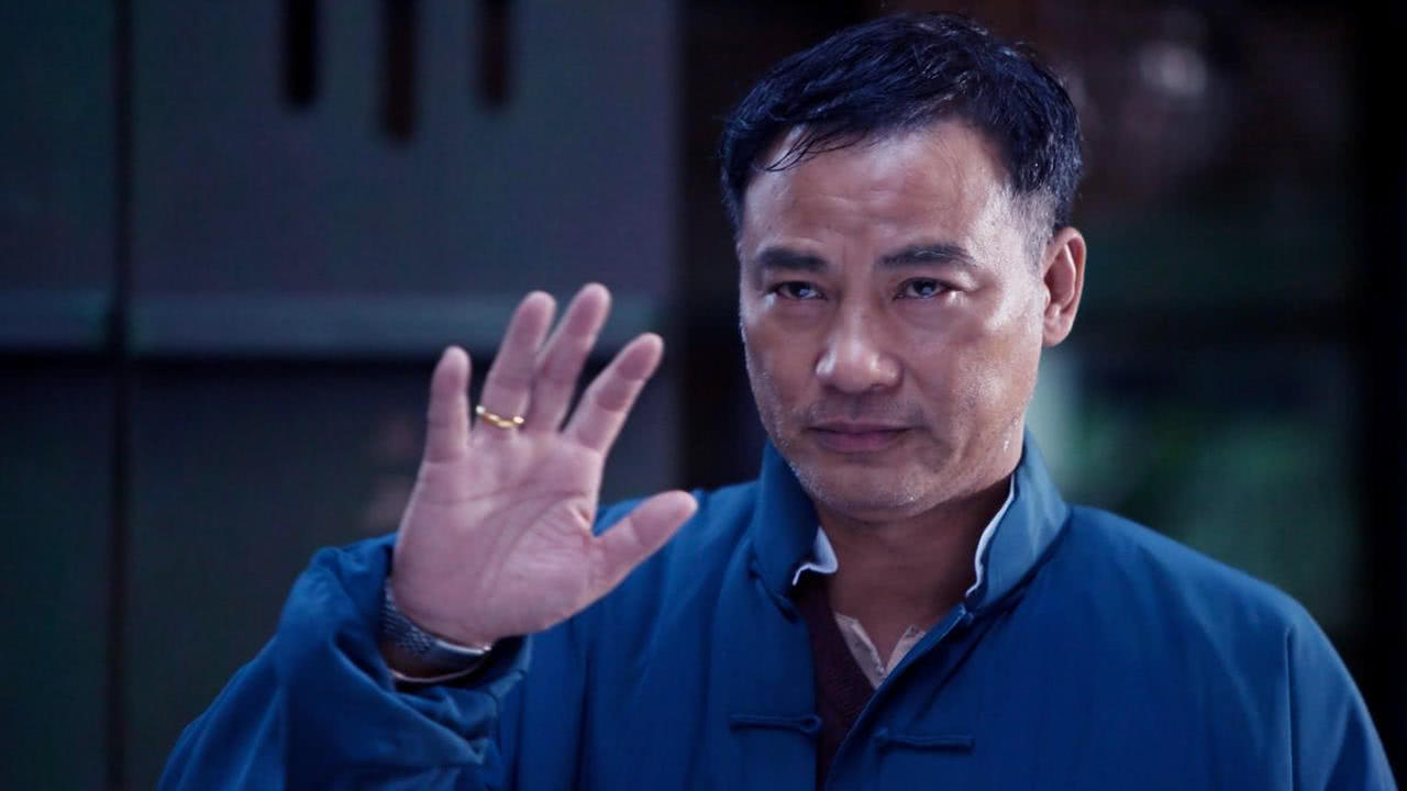 香港白黑两道都要给面子的明星,他算是一个硬汉般的存在