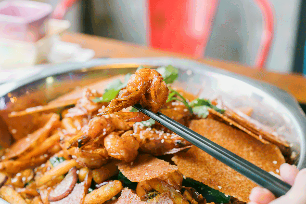 这锅香辣虾月销60000份,被吃货追捧了19年,上菜居然用锅巴充数