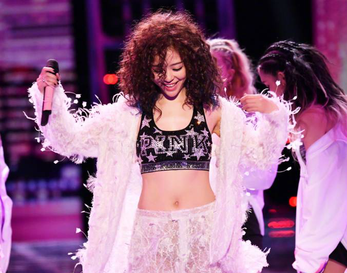 张靓颖维秘泡面头雷哭,原谅我get不到她的美|张靓颖|维秘|维密_新浪